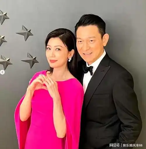 刘雅瑟帮贾静雯圆梦跟刘德华合影全民偶像刘德华人气超高