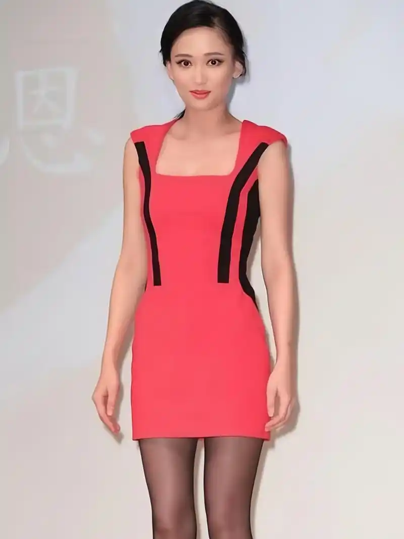 陈乔恩依旧保持着她那迷人的美貌,她的身材曲线十分性感,迷人的魅力.