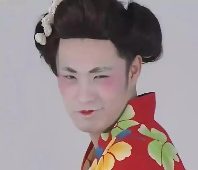 同是男扮女装,雷佳音妩媚,陈赫辣眼睛,看到张卫健后想求婚