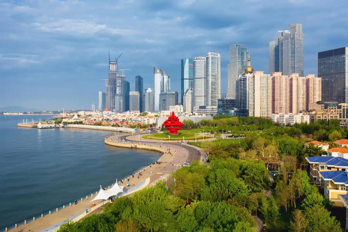 五四广场,位于山东省青岛市市南区东部,是一个不可或缺的城市地标