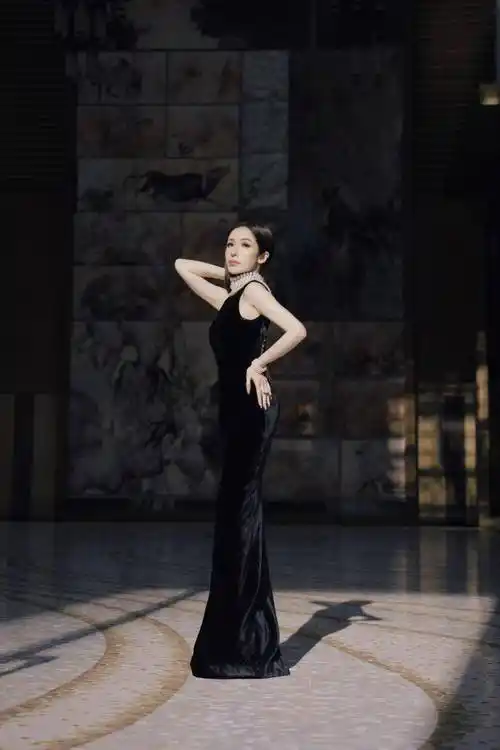 萧亚轩庆祝44岁生日,粉丝曝其近况,奋力复活加盟华纳音乐_经历_手术