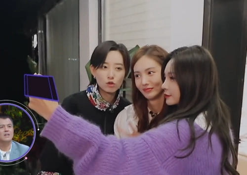 金晨拍照扮鬼脸沈梦辰看不下去谁注意李斯丹妮的表情太嫌弃