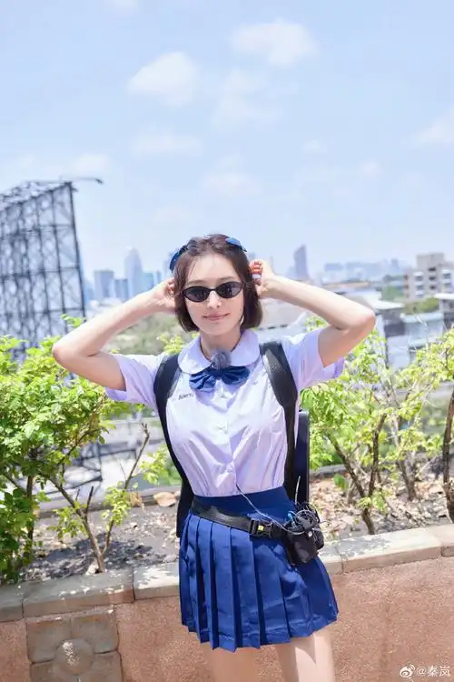 秦岚泰国校服照##秦岚双蝴蝶结发型##游泰国越玩越