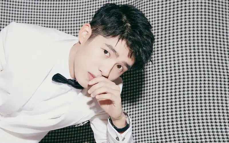 刘昊然西装革履高清桌面壁纸