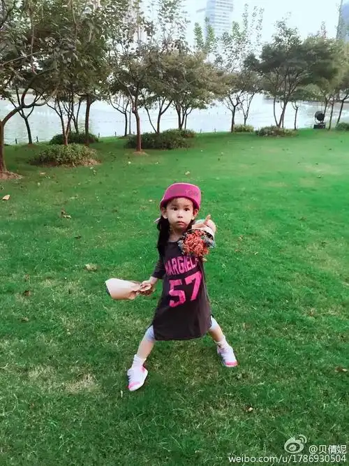 星闻贝倩妮amp女儿小悠每天放学都有妈妈接