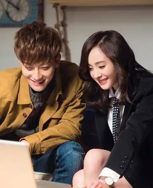 后来黄子韬分别和杨幂,吴倩搭档,出演了两部偶像剧,在剧中饰演的都是