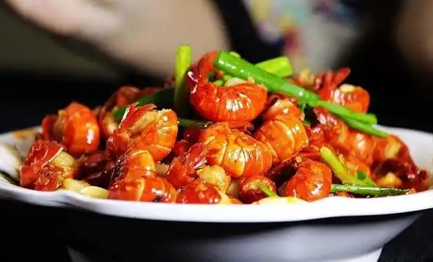 辣爆炒龙虾尾怎么做好吃(怎样爆炒龙虾尾都有什么配料)