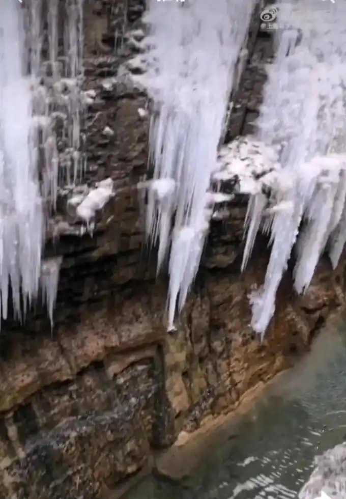 《冰剑》 峰攒雪剑怀旧游, 水挂冰帘入新洲. 寒倚云腾三千里 - 抖音