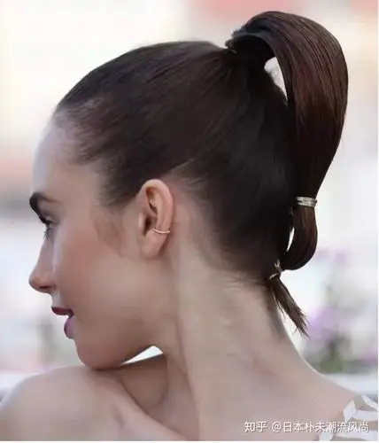 很多女生平时扎得马尾通常贴着后脑勺,耷拉着看起来非常没精神.