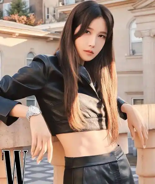 44岁「上流贵妇」秀美腿加码「川字腹肌」,粉丝:根本是20岁_李智雅