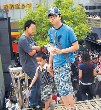 中新网8月31日电 台湾艺人庾澄庆(哈林)上周六带着四岁的儿子小