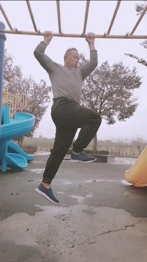 健身宁教练传递健身正能量#踩太空步练习