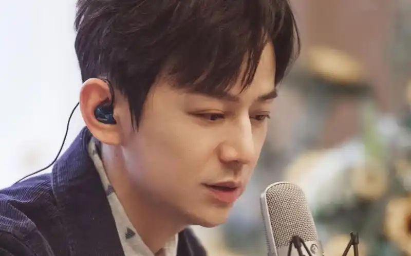 暖心男神何炅春日休闲时尚写真,高清壁纸图片,大陆明星-回车桌面