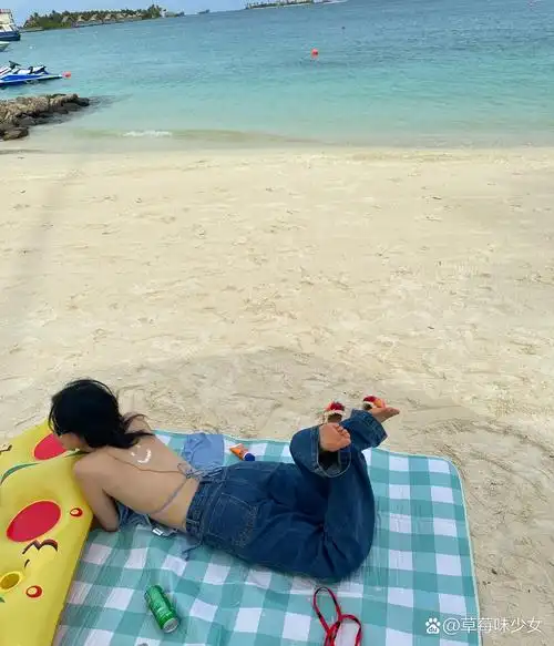 周雨彤的泳装造型令人耳目一新,展现出独特的清新魅力,令人忍不住想要