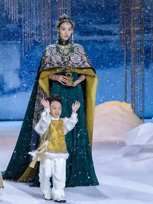 熊英盖娅传说2023ss乾坤碧落