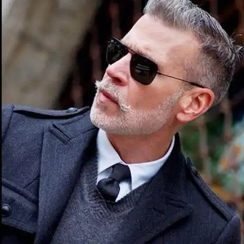 头发花白的男士,发型试试这四种,帅气有型不老气