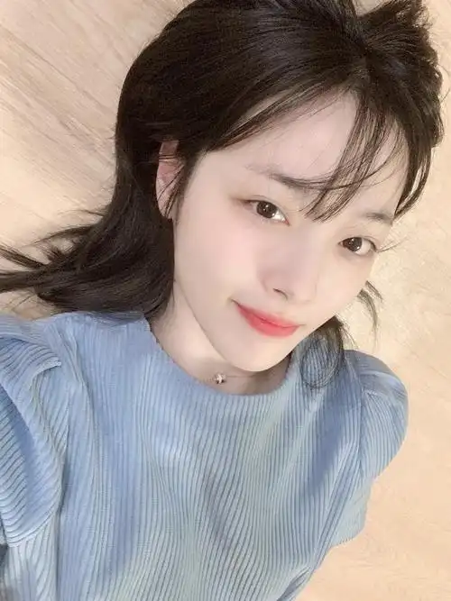 崔雪莉[超话] 雪莉最新ins私服更新,雾霾蓝短裙尽显温柔