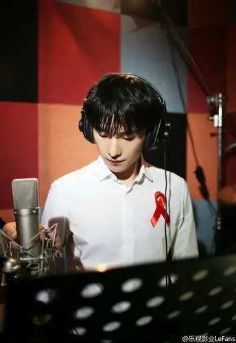 [杨洋][新闻]161130 《瞳孔里的太阳》 mv首曝光 杨洋为爱发声