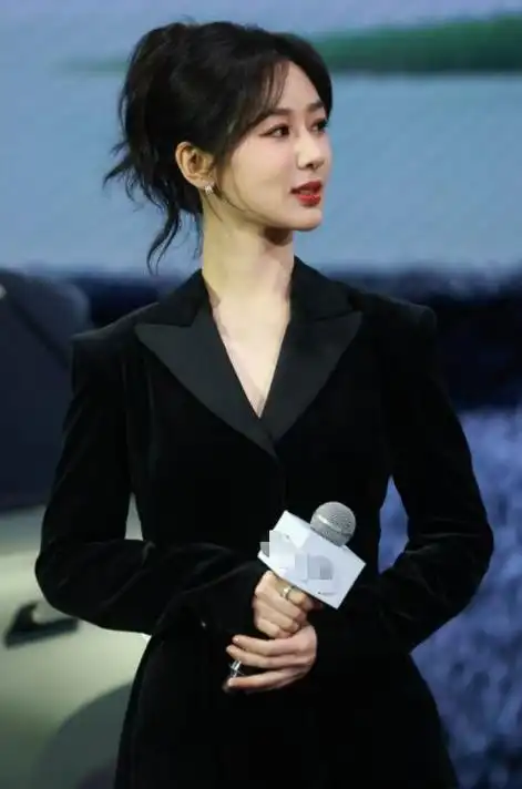 杨紫西装亮相上海,职业丽人范儿十足.