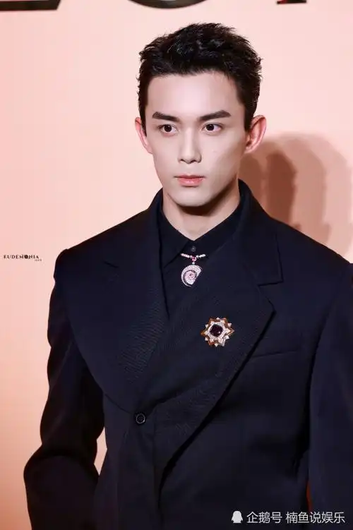 又一位霸道总裁来袭!吴磊身穿西装帅气十足,21岁气质似贵公子