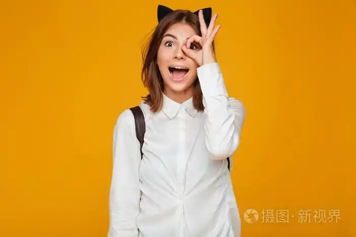 搞笑女生的背包显示 ok 手势的肖像