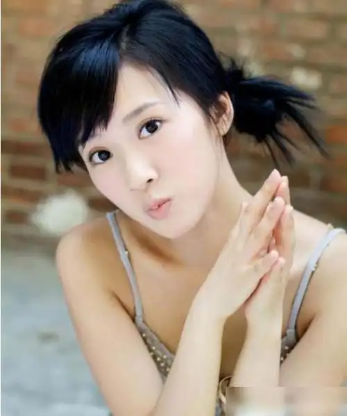 女儿陈格进入演艺圈后,她一直低调发展,类似陈道明.