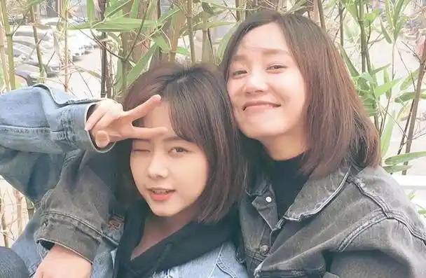 一场婚礼,谭松韵和黄晓明送上真诚的祝福,缺席的刘昊然令人遗憾