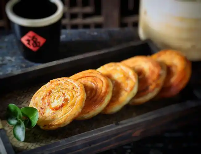 10个军屯锅魁四川成都名小吃酥脆葱饼麻辣锅盔地方特色糕点