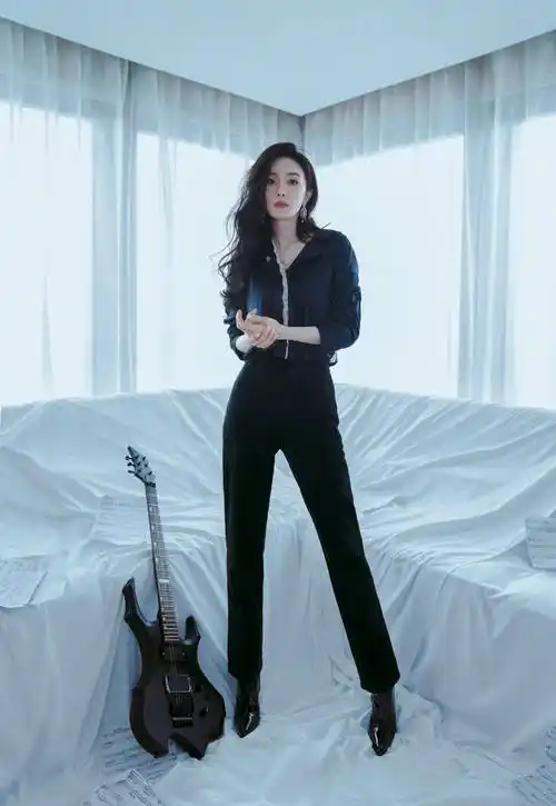 杨幂黑色上衣紧身裤搭配高跟鞋 演绎黑色的神秘感与的