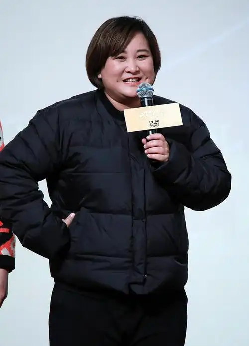 贾玲身材虽然富态,但"衣品"一点不含糊,休闲造型时髦又显利落