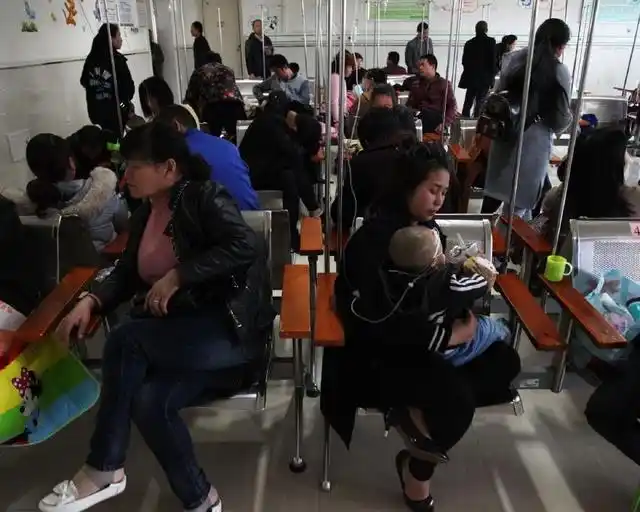 在医院门口,随处可见带着孩子前来就诊和已经就诊完毕的人们.