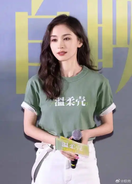 王子文恢复单身后烫了泡面头,穿t恤 小白裤亮相,美出新高度