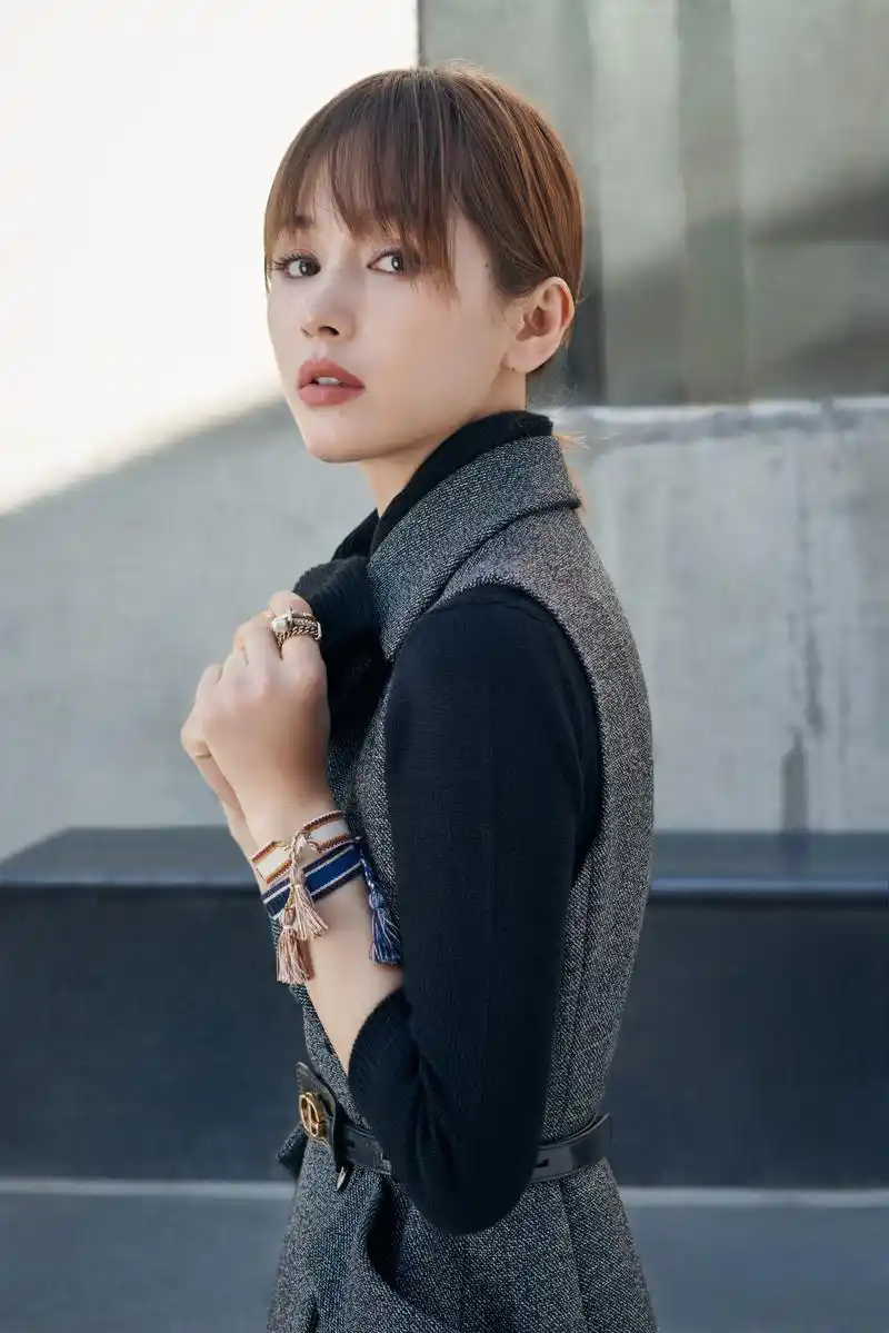 王子文倾情演绎迪奥二零一九秋冬成衣系列,以率性之姿触及质感人生.