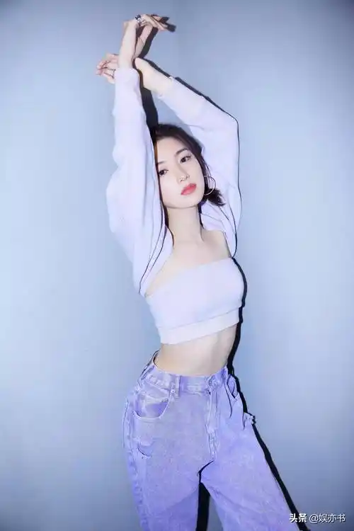 毛晓彤紫色糖衣长裤白色轻纱上衣配流苏短裤热辣来袭靓丽清新甜美