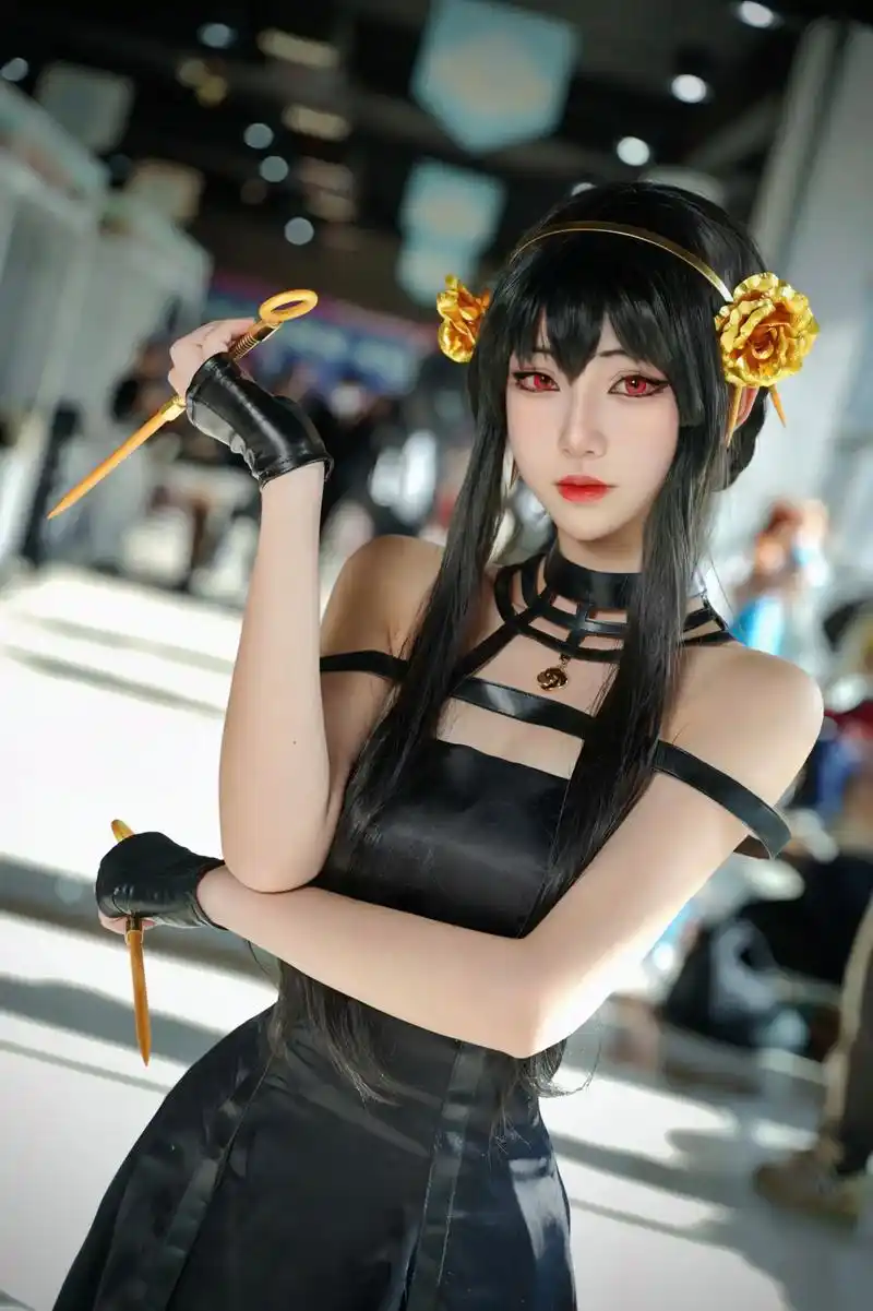 #cos #间谍过家家 #约尔 #二次元 #漫展 看着有点儿 - 抖音