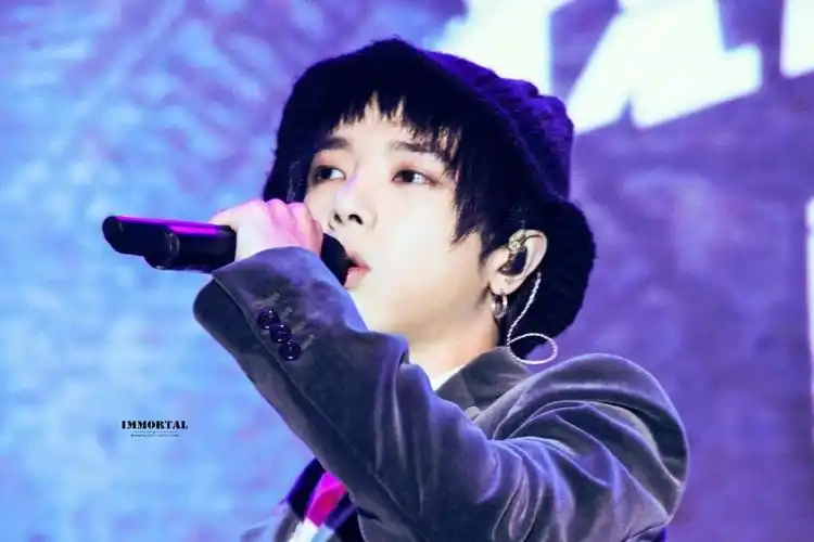 华晨宇演唱会壁纸送达,眼里藏着星辰大海,心里住着宇宙万物明星壁纸馆