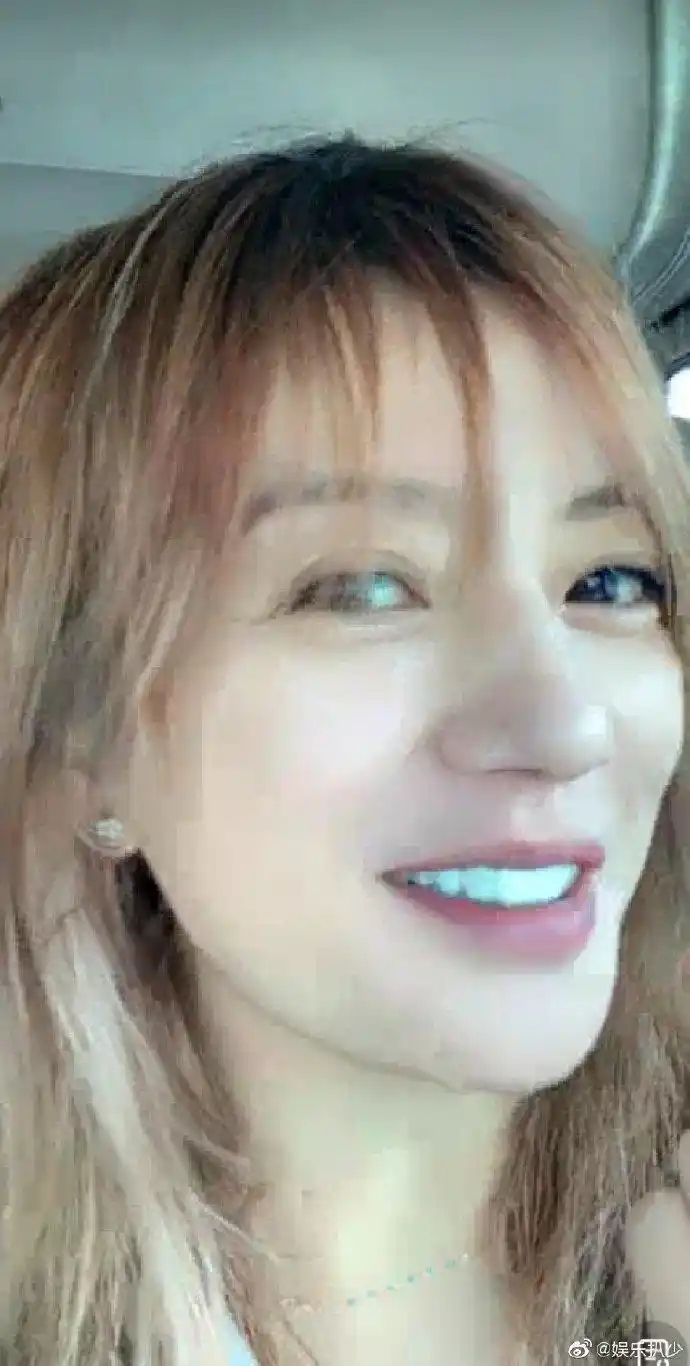 赵薇直播 没有美颜滤镜的近镜头下,这个状态算是还不错了吧.