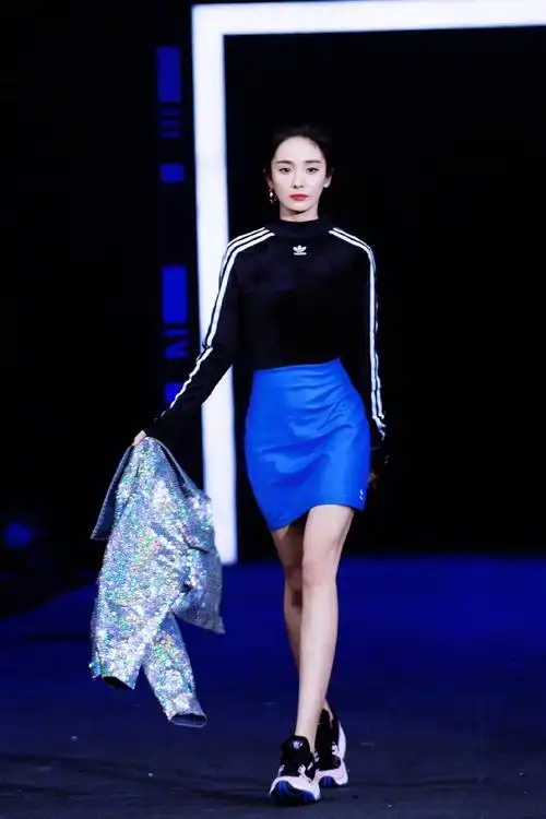 杨幂一身运动装搭配蓝色包臀裙,上t台走秀,气场不输超模