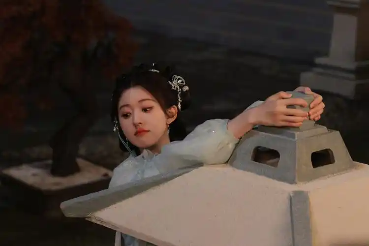 赵露思穿薄纱古装娇俏可人 表情鬼马灵动又可爱