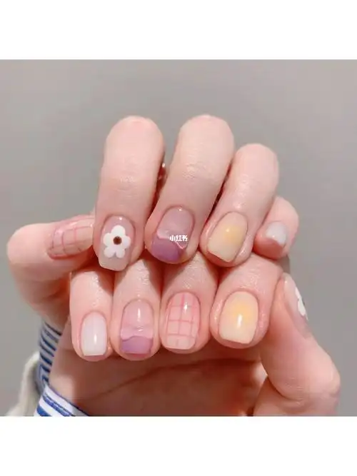 的粉色系94满满的夏日气息～搭配精致格纹真的百搭呀～#简约美甲