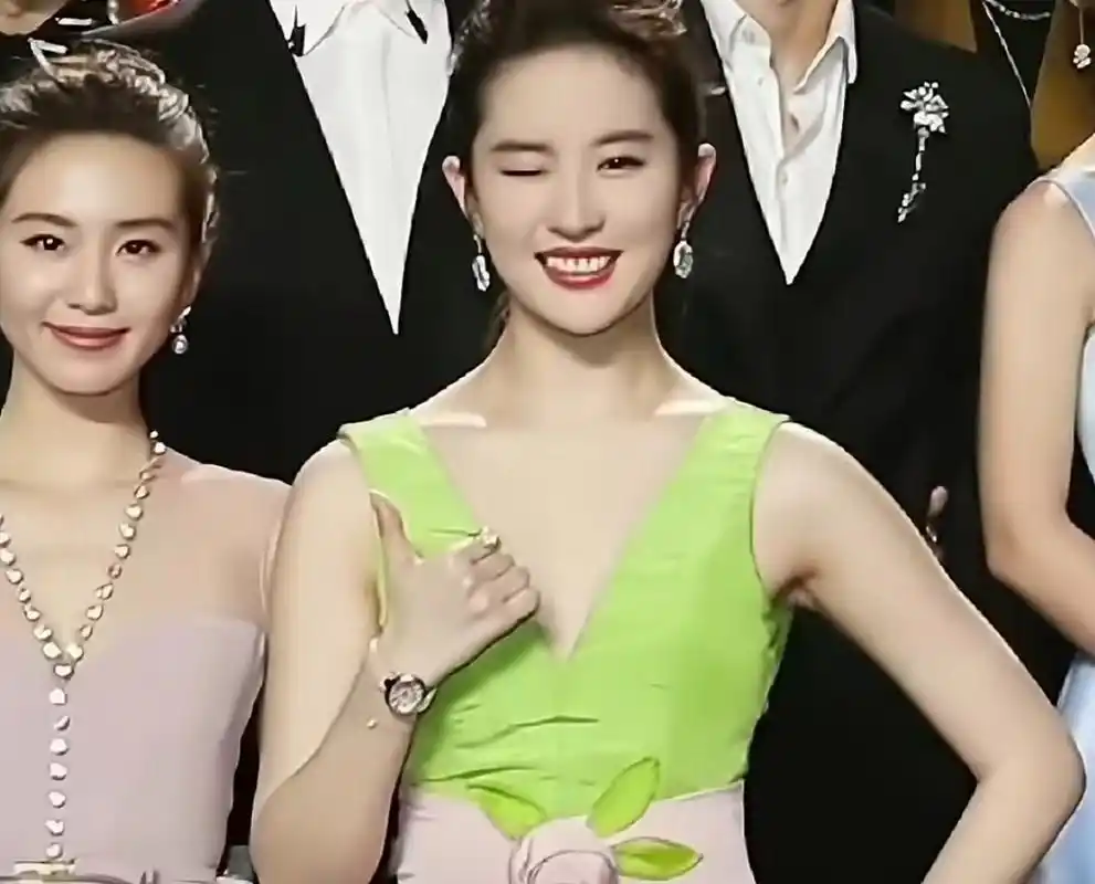 也就刘亦菲能驾驭这套寿桃造型了吧,也就神仙姐姐仗着美貌啥都敢穿,挺