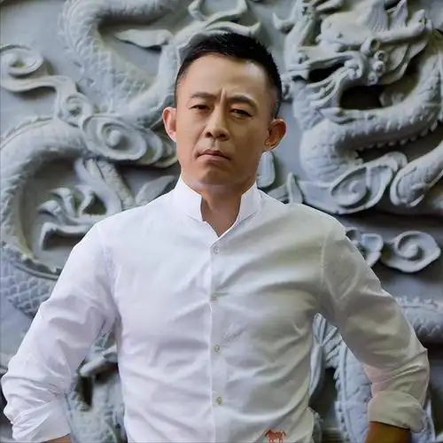 回顾演员侯勇:一婚娶70后初恋,二婚娶80后女星,三婚娶90后女粉