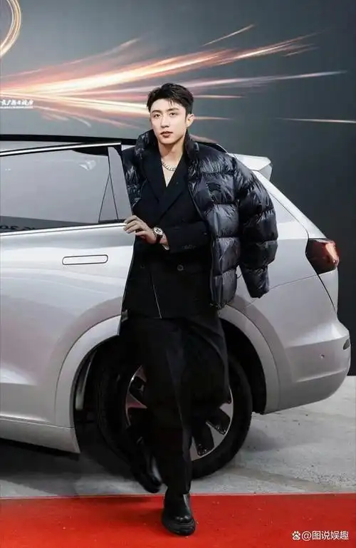 黄景瑜身材有多好应该不用多说了吧,近两年无论是影视剧还是出席活动