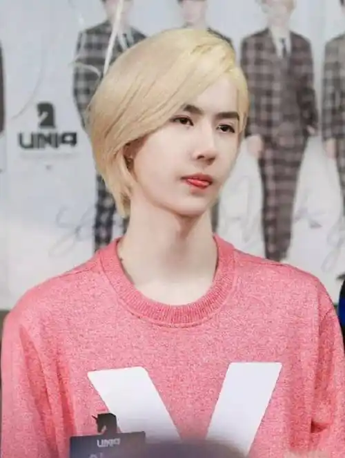 王一博出道照片流出,发型犀利似非主流,网友表示:太辣眼