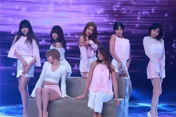 女团aoa演唱会劲歌嗨翻天 青春无敌光芒四射