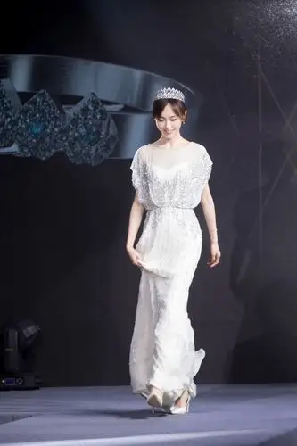 唐嫣一袭白色礼服长裙出席品牌周年活动如闪耀着璀璨光芒的王后