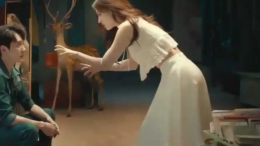 二代妖精刘亦菲演绎小狐狸报恩竟在夜场制服诱惑帮男友还债