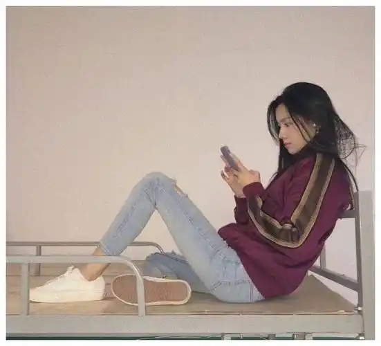 活力庄达菲穿着有颜色的紧身内衣搭配破洞裤子.