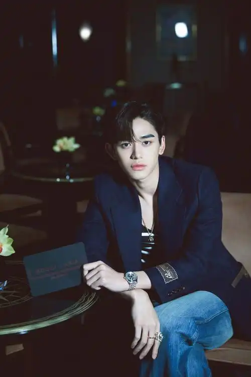 走起复古风的黄旭熙 港味十足彰显帅气