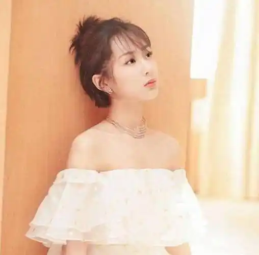 28岁杨紫被路人抓拍,生图下的身材引热议:这还是你女神吗_小时候_明星